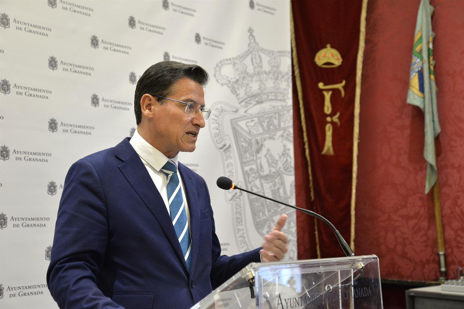 El alcalde considera que el Gobierno actúa bajo «la presión de la inmigración en Canarias»