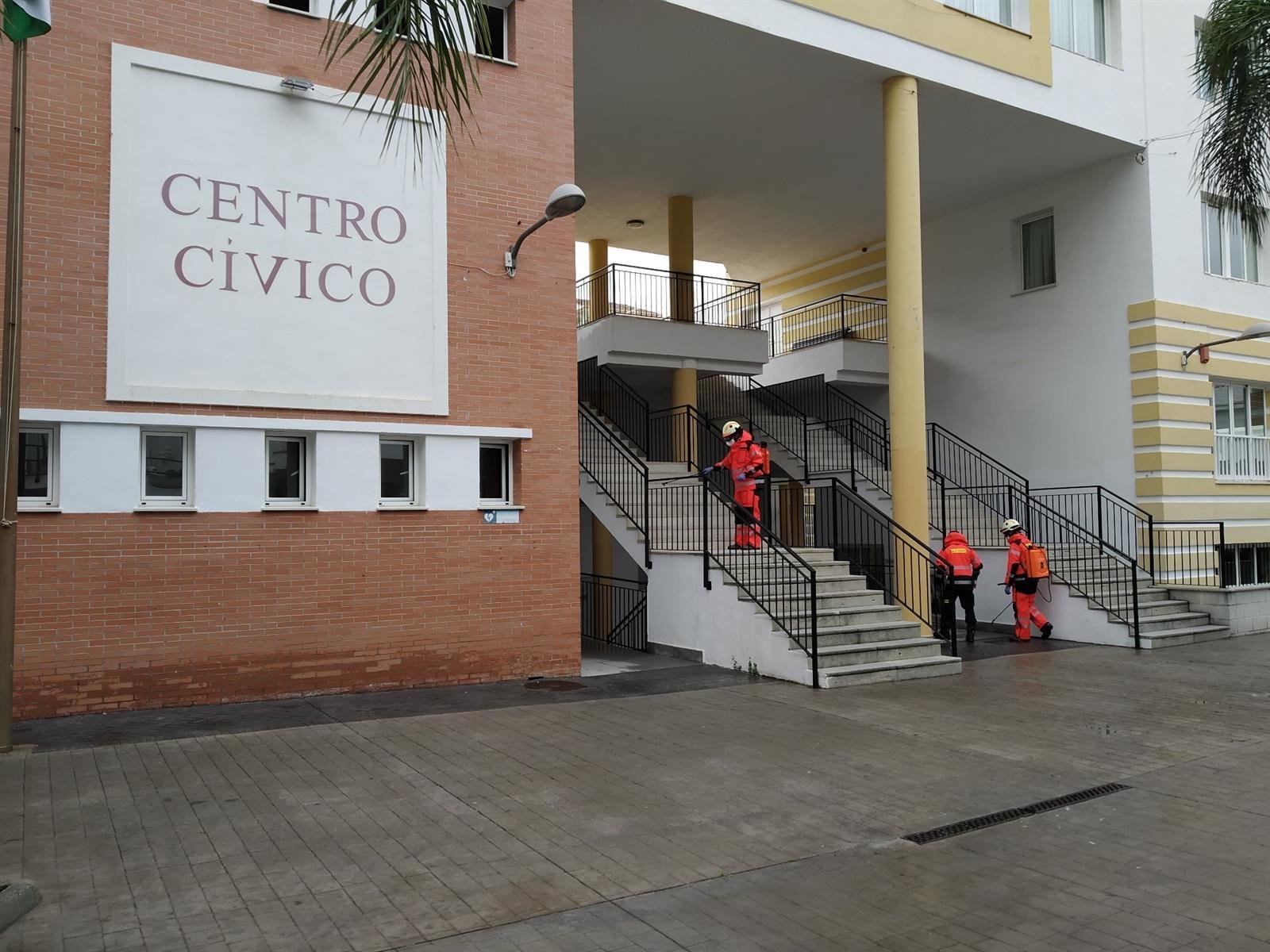 Los Bomberos de Almuñécar desinfectan los edificios oficiales de La Herradura