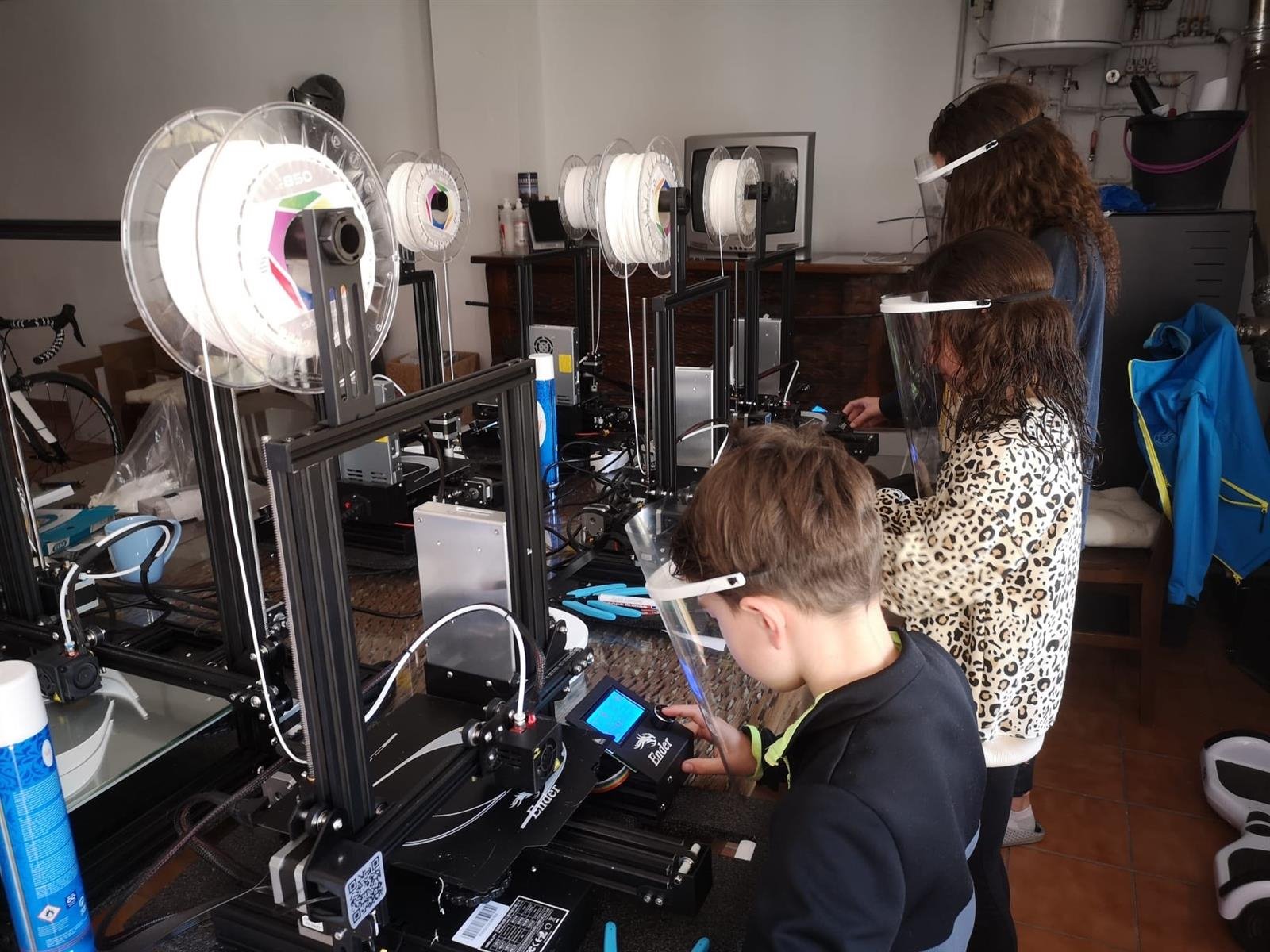 Un colegio de Huétor Tájar fabrica viseras con sus impresoras 3D para sanitarios