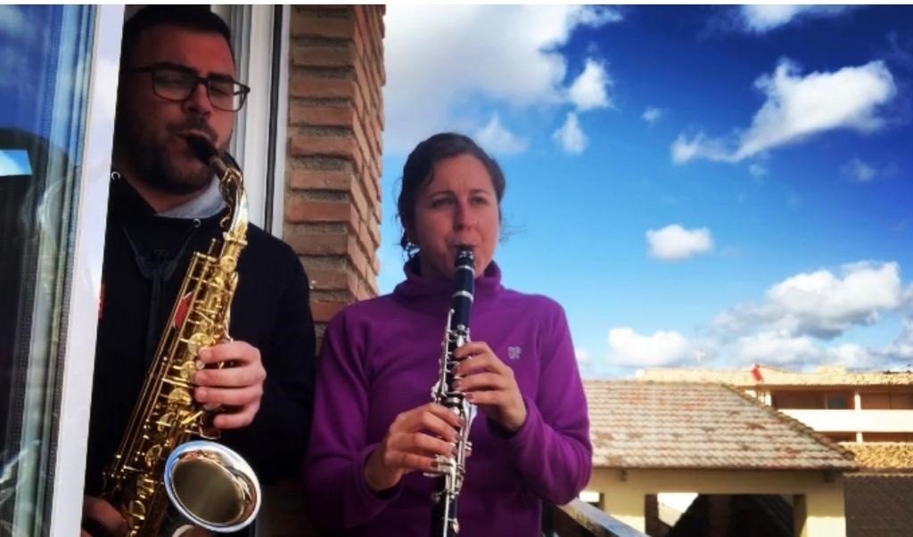 Músicos de Cúllar Vega animan a los vecinos desde los balcones con pequeños conciertos