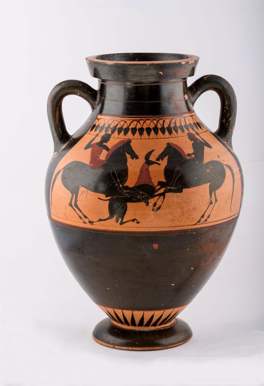 Una publicación difunde la colección de cerámica griega de la Fundación Rodríguez-Acosta