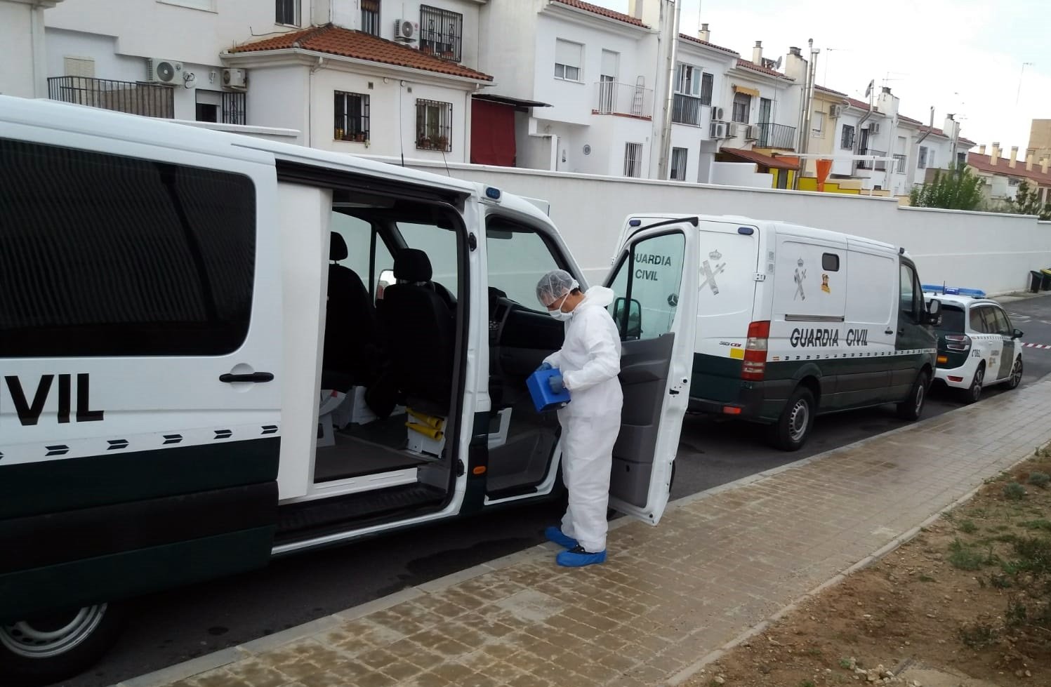 El Centro Especial de Empleo Purísima Concepción desinfecta vehículos de la Guardia Civil