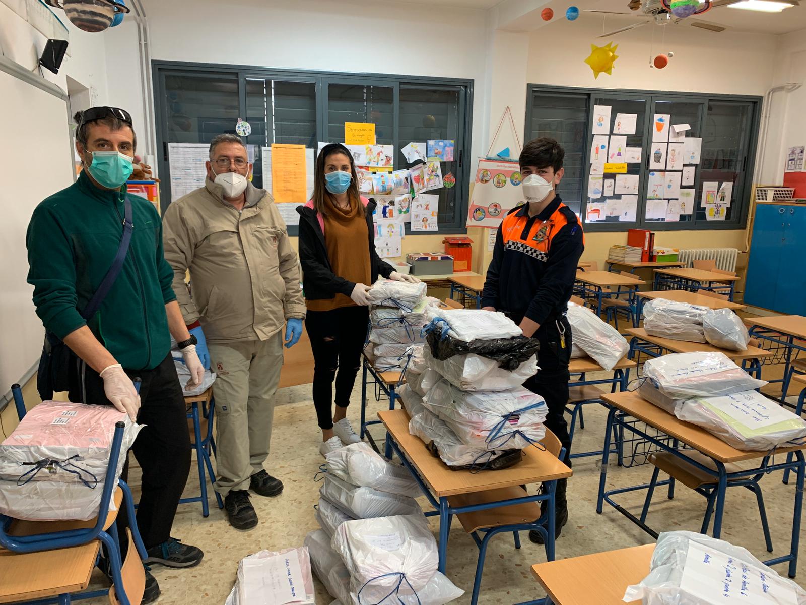 El Ayuntamiento de Armilla reparte el material escolar y libros que el alumnado había dejado en los centros escolares