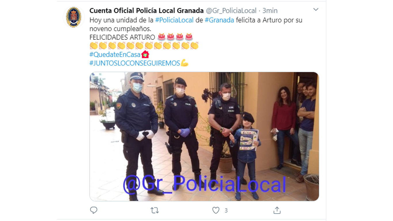 La Policía Local de Granada obvia las recomendaciones de seguridad para felicitar a un niño
