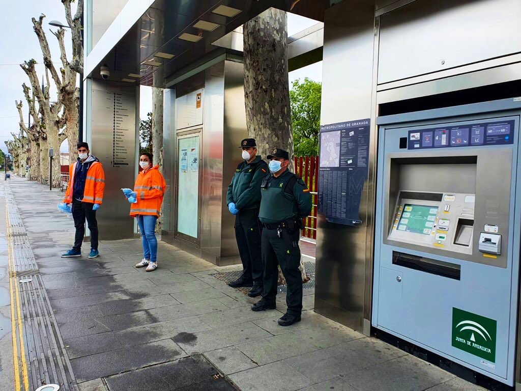 Los viajeros de las principales estaciones de metro y bus reciben mascarillas