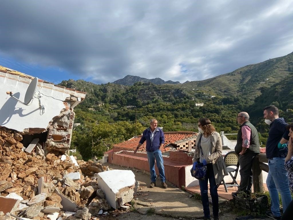 Un deslizamiento de tierra provoca graves daños en cuatro viviendas y un depósito de agua en Almuñécar