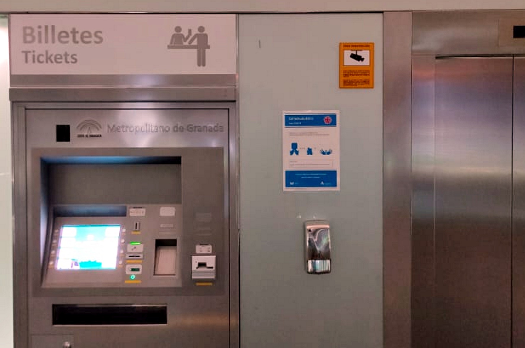 El Metro refuerza la señalización en estaciones y trenes para mejorar la seguridad de los viajeros
