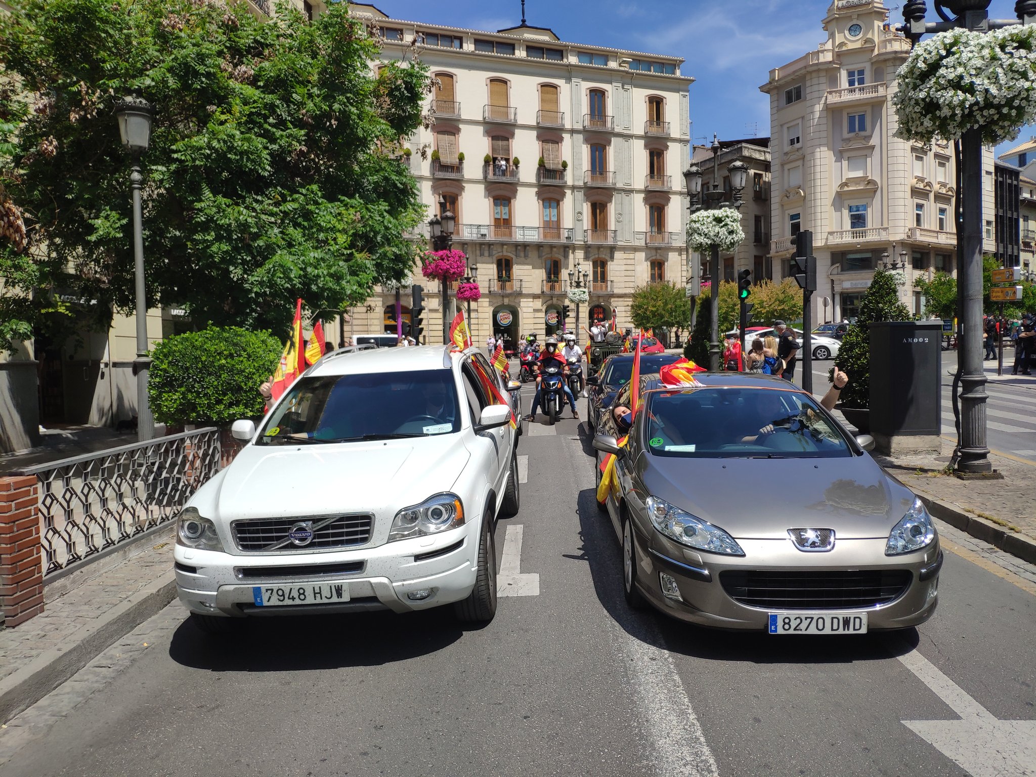1.000 coches y 150 motos participan en la «Caravana de la Ilusión» de Vox en Granada