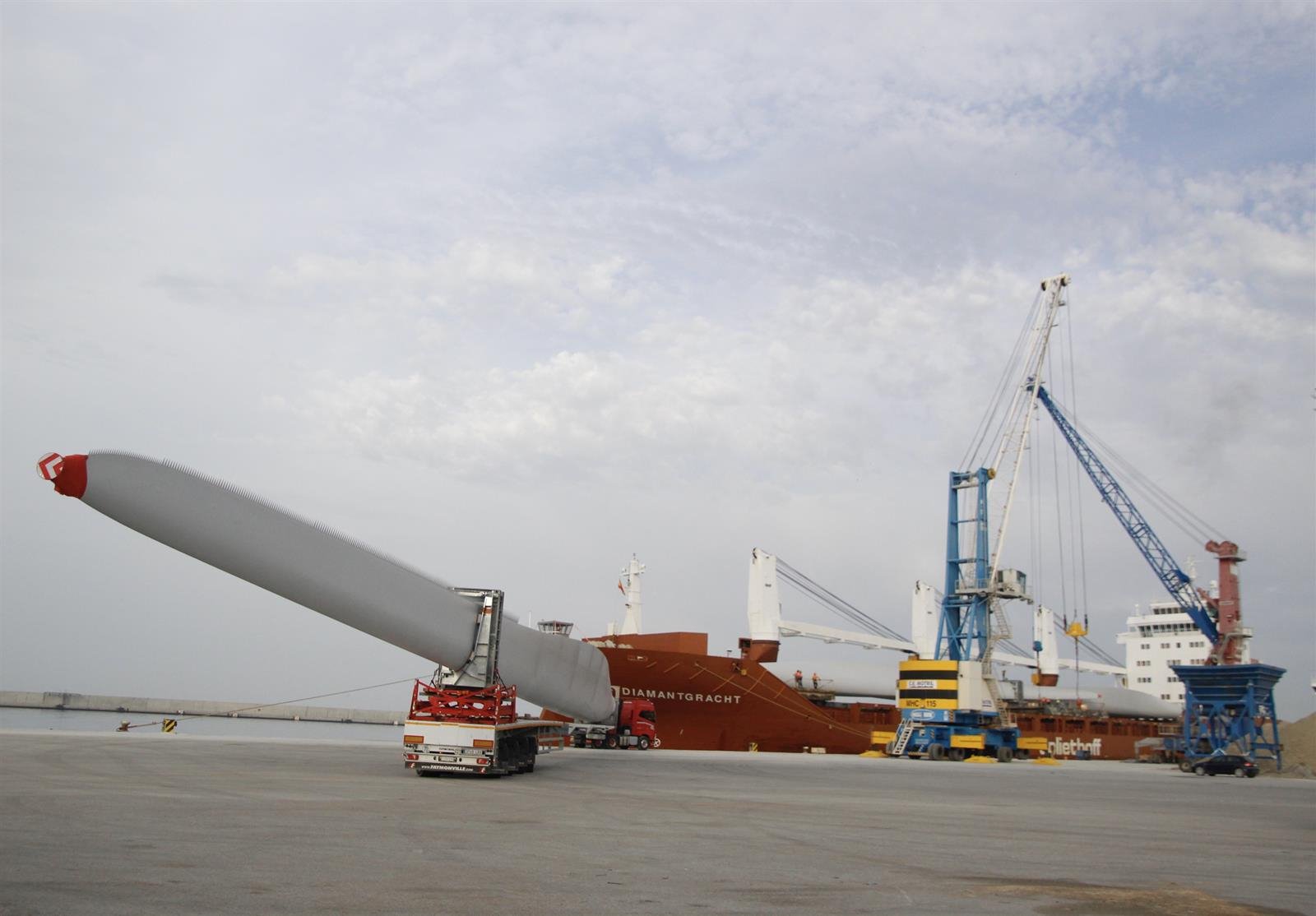 El Puerto de Motril exporta a Norteamérica medio centenar de aspas para aerogeneradores