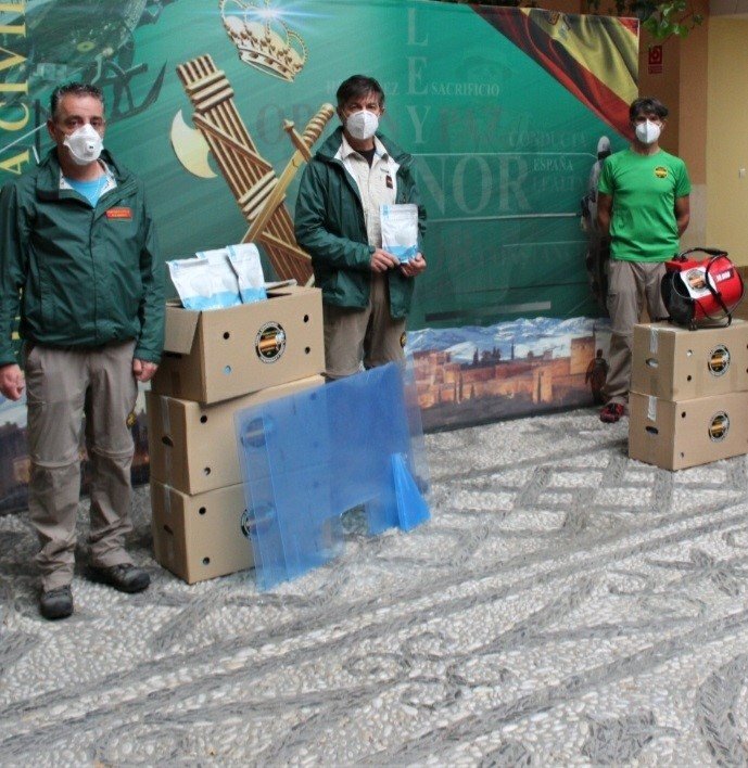 Guardias Civiles Solidarios donan a la Comandancia 1.500 mascarillas y 50 mamparas de protección