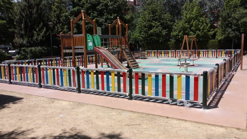 El Ayuntamiento mejora las zonas infantiles de varios parques