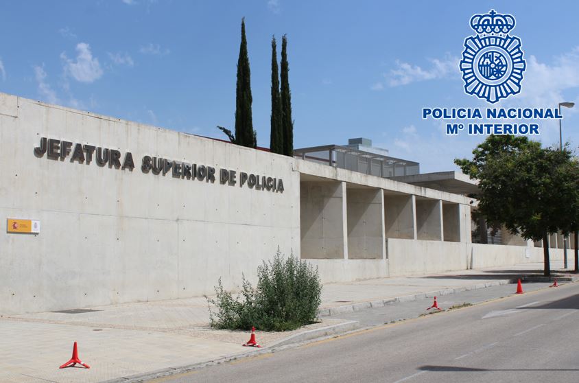 Detenidas dos mujeres por usar un contrato de trabajo fraudulento para conseguir un permiso de residencia Detenidas dos mujeres por usar un contrato de trabajo fraudulento para conseguir un permiso de residencia