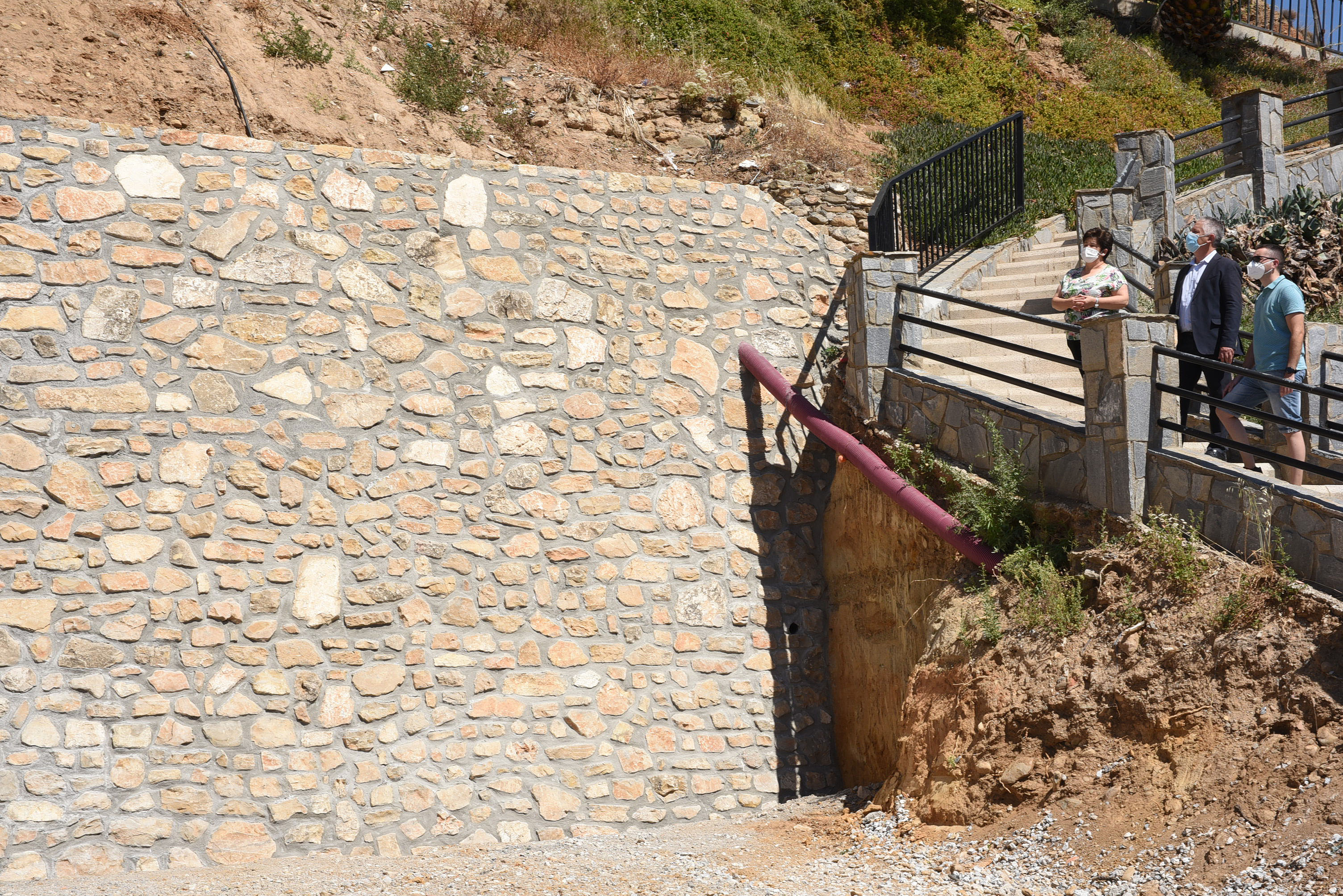 Diputación actua para evitar derrumbes en una zona de viviendas cueva de Beas de Guadix