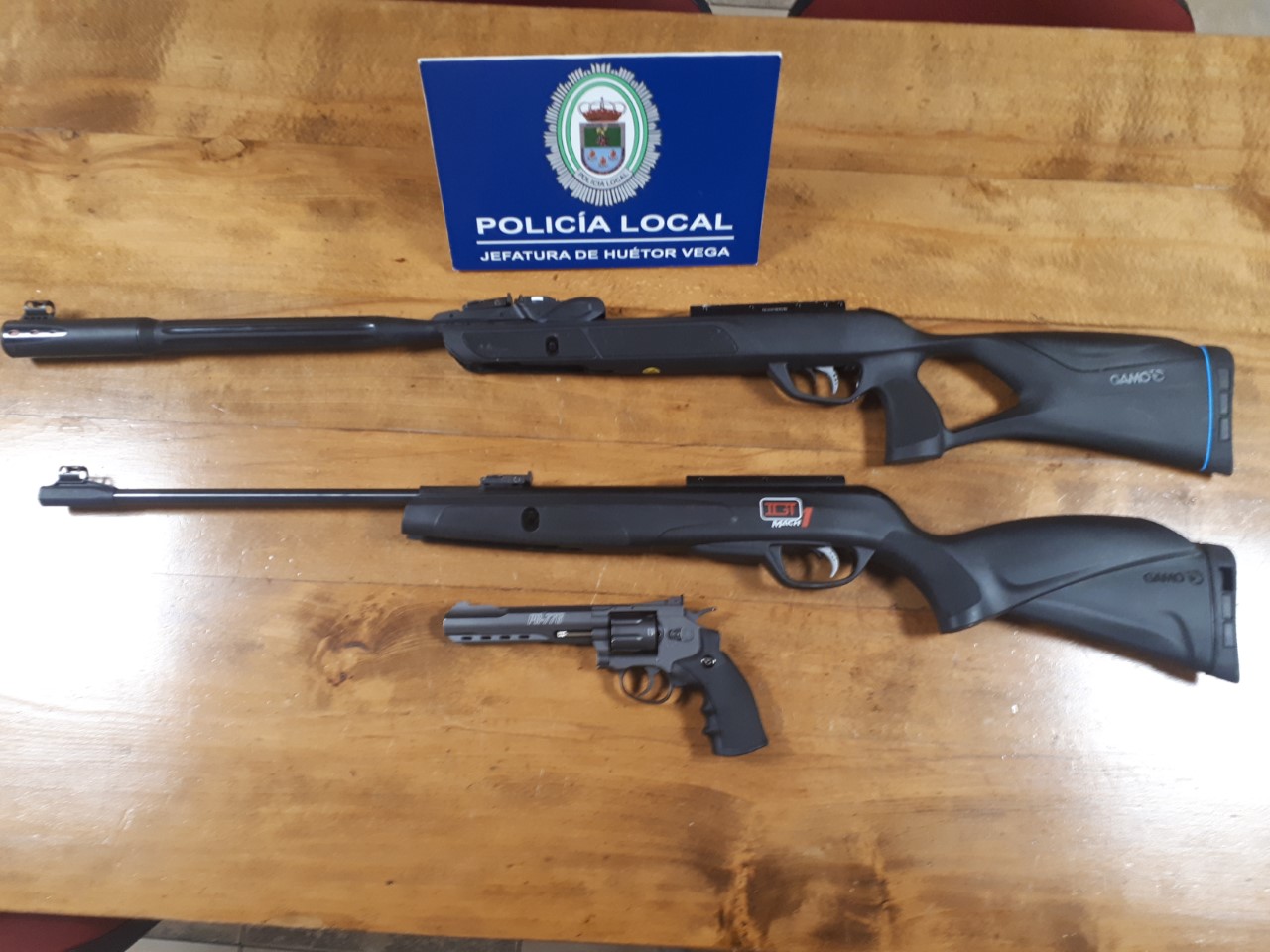 La Policía Local de Huetor Vega interviene dos rifles y una pistola de aire comprimido en la vía pública