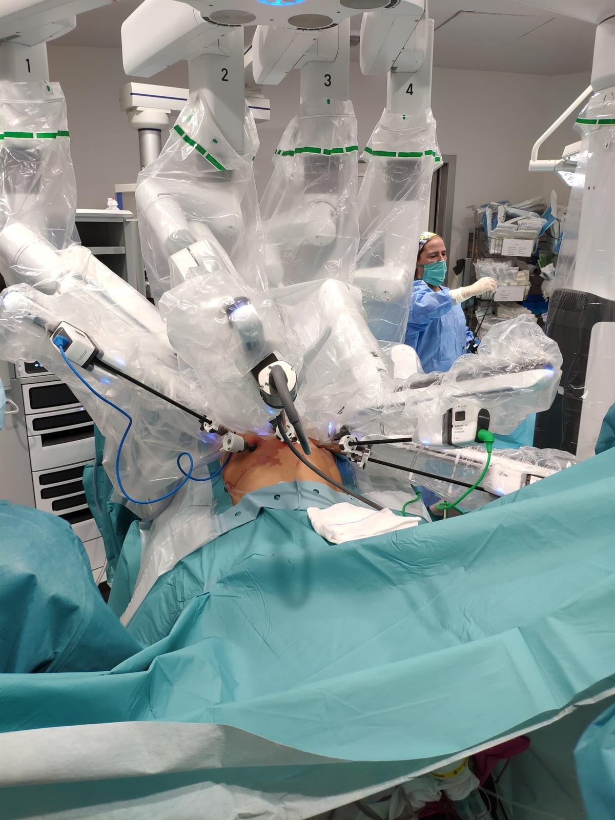 El Hospital Virgen de las Nieves retoma la cirugía robótica tras la pandemia