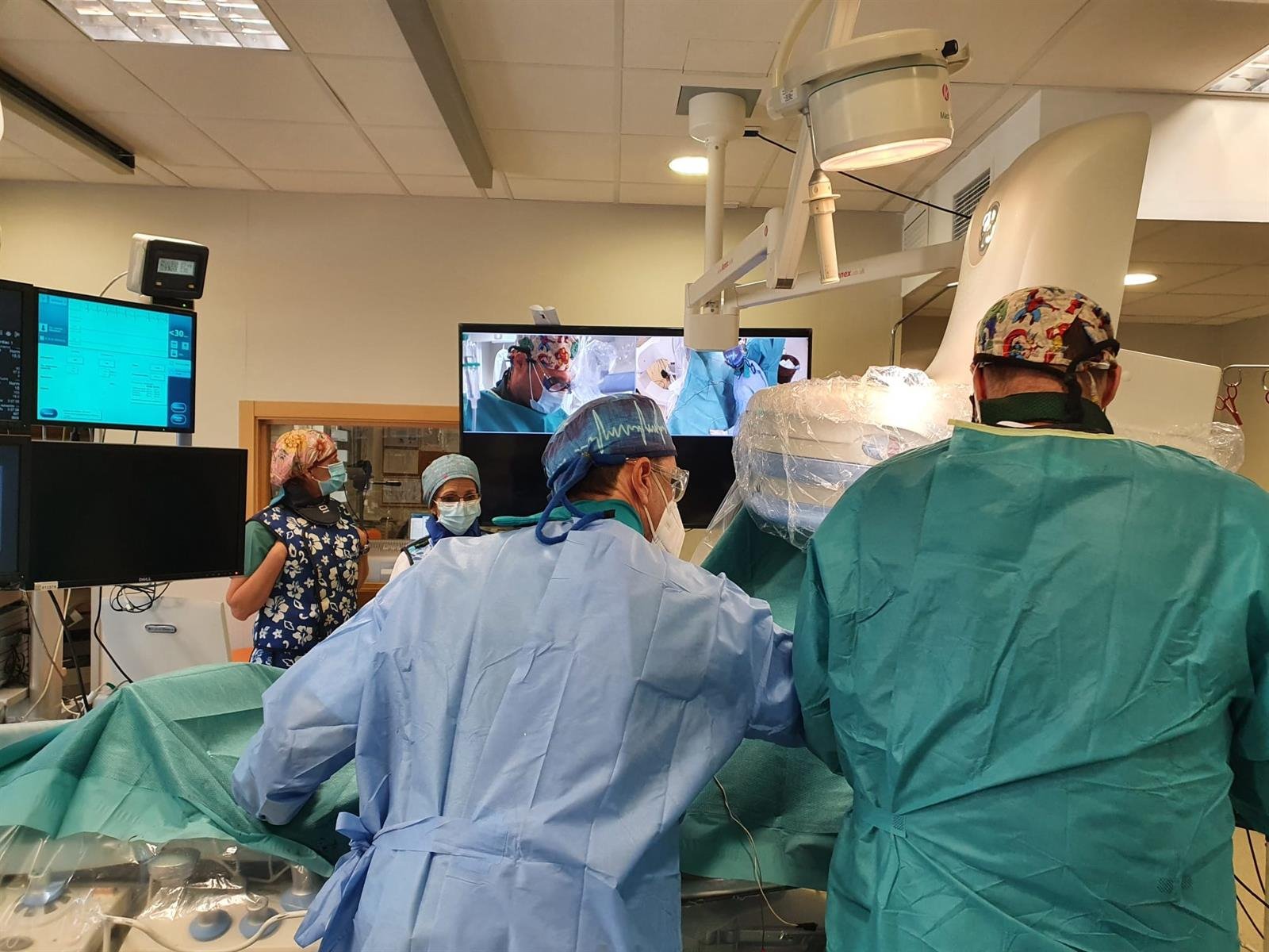 El Hospital Virgen de las Nieves retransmite por streaming implantes de marcapasos a Estados Unidos y Europa