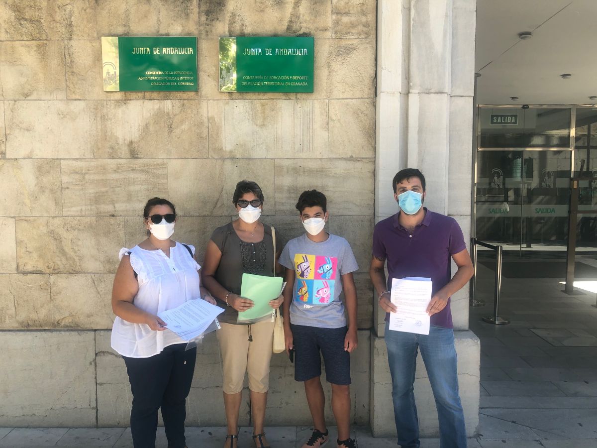 Los padres y madres de Píñar denuncian la supresión de unidades de infantil y ESO por parte de la Junta
