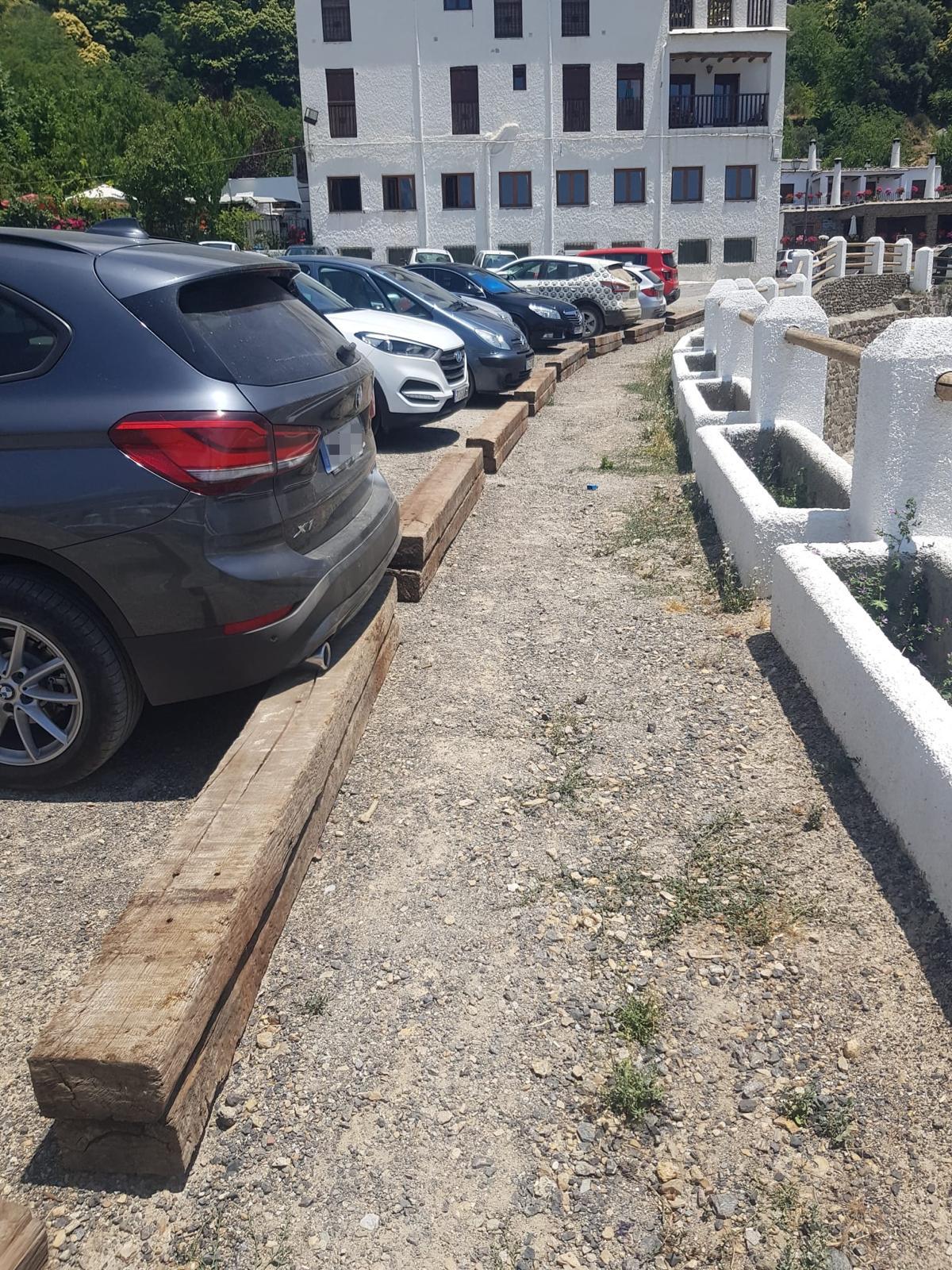 El PP pide a la alcaldesa de Bubión que retire las traviesas de madera del aparcamiento municipal por el “riesgo” que suponen 