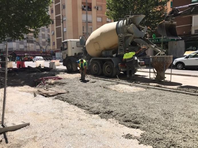 Las obras en el eje Arabial-Palencia avanzan con la construcción de los acerados