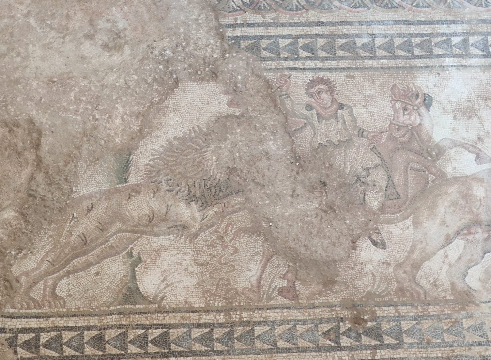 Aparecen la figura de otro aristócrata en el mosaico de caza de Salar y restos de la Villa del siglo I