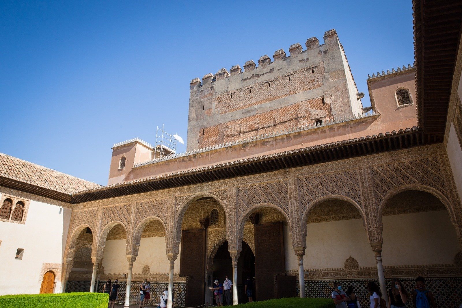 La Alhambra interviene en las torres laterales de la Torre de Comares para frenar su deterioro