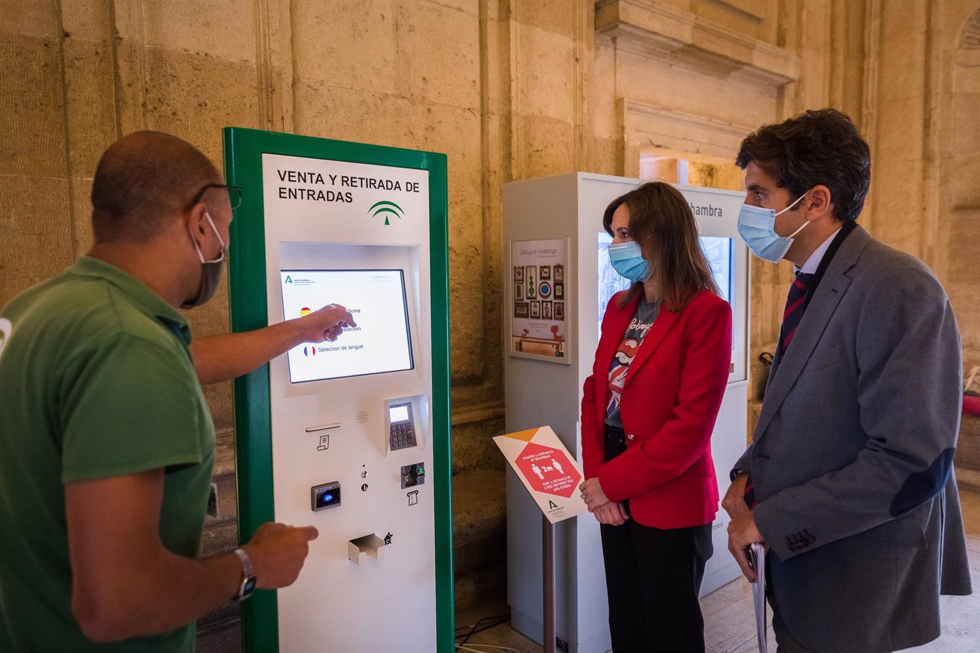 La Alhambra instala una máquina expendedora de entradas en el Palacio de Carlos V