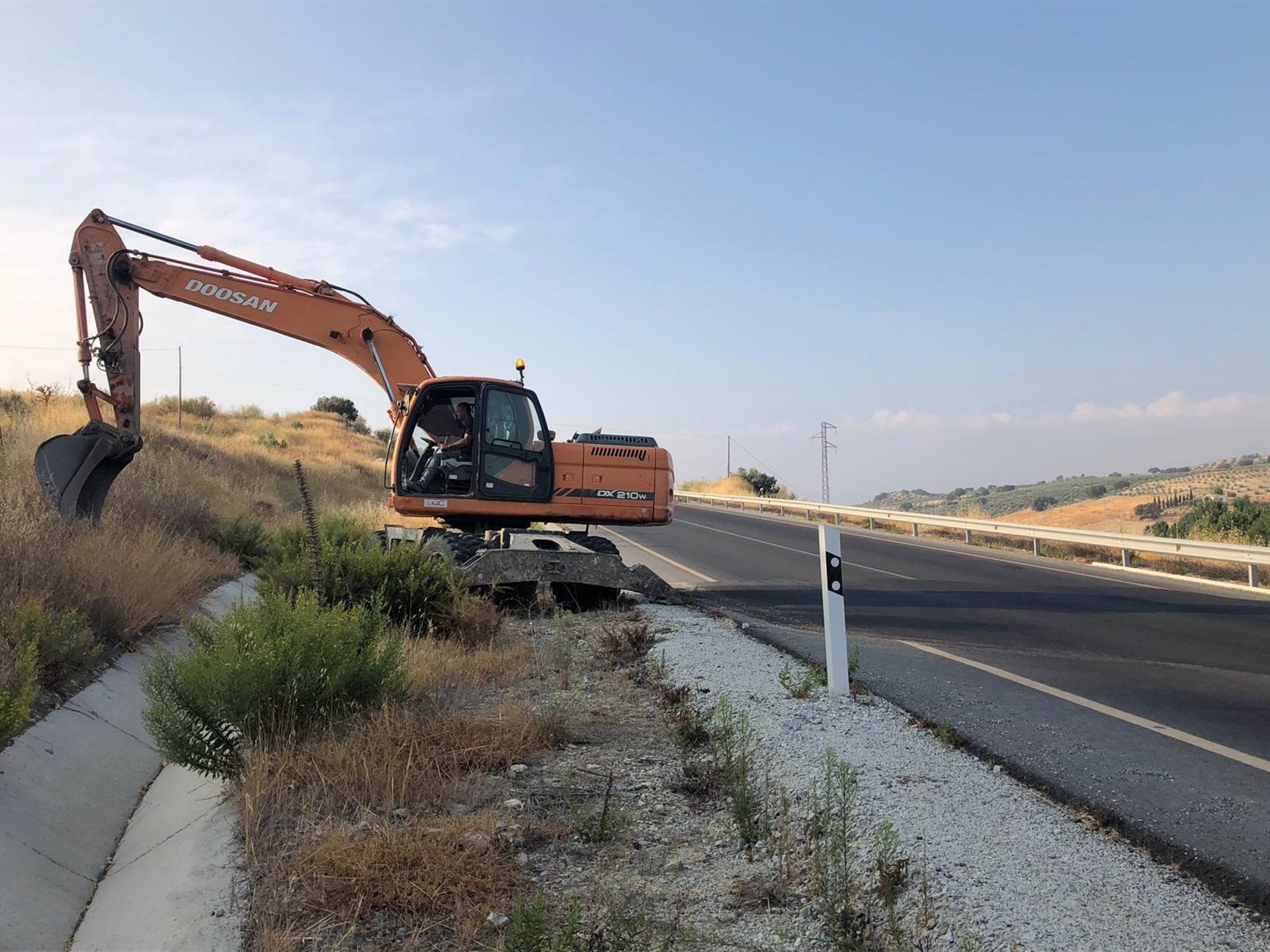 Formalizan el contrato de obras de conservación de carreteras del Estado por diez millones