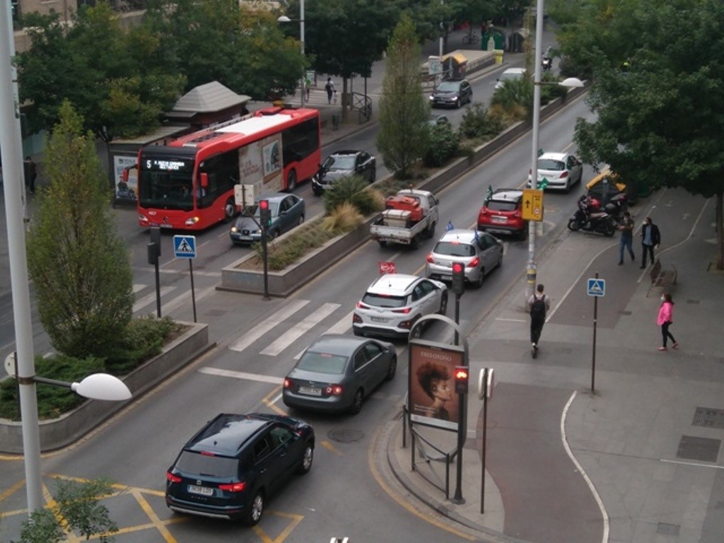  Caravana de coches para reclamar personal en los centros educativos y exigir la bajada de ratios en las aulas