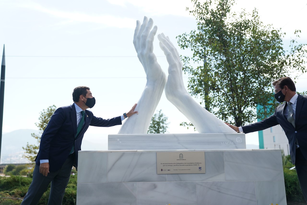 Moreno Inaugura la escultura en homenaje a los sanitarios granadinos
