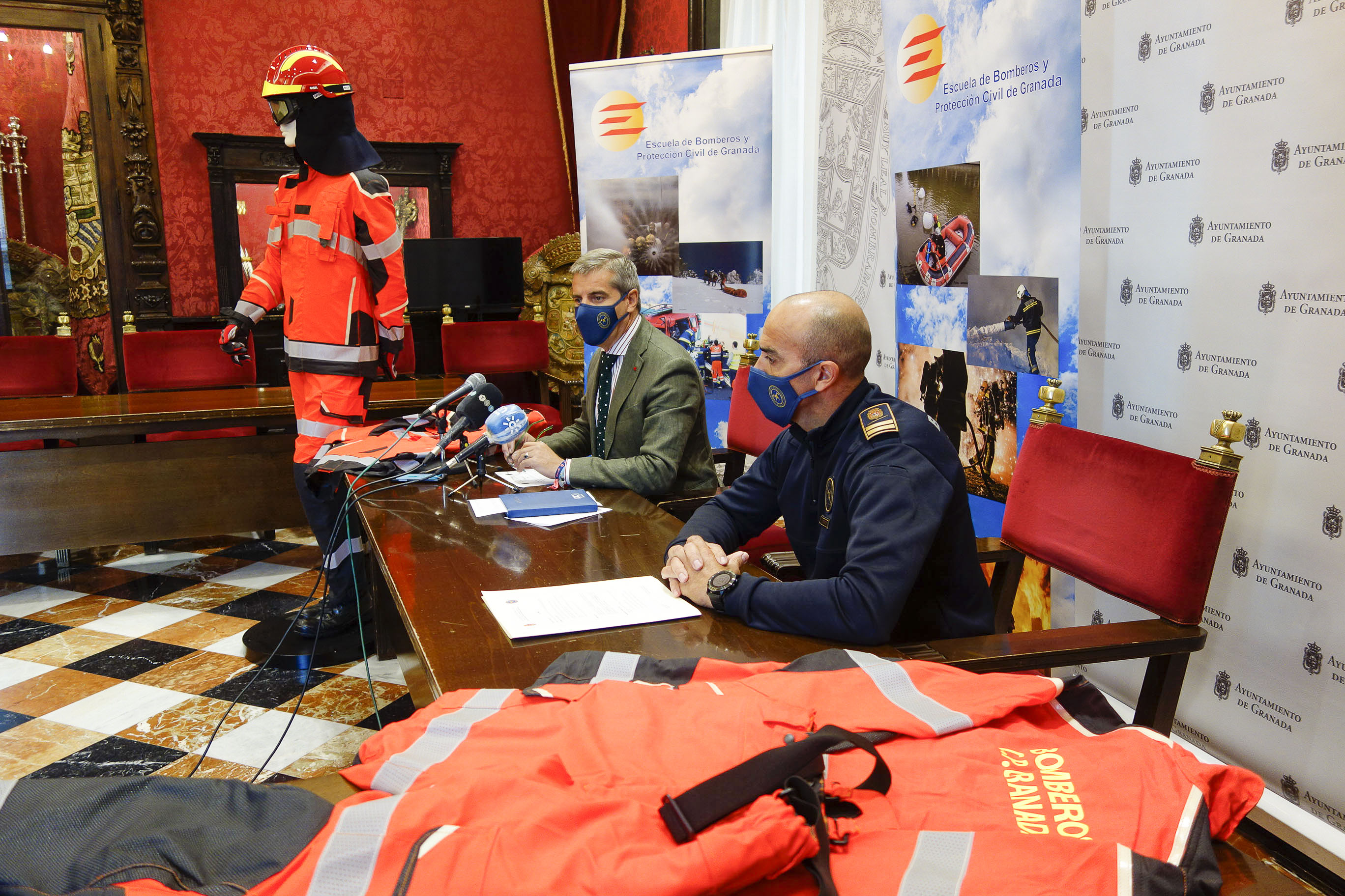 Los bomberos de la capital cuentan desde hoy con 250 nuevos trajes de alta protección
