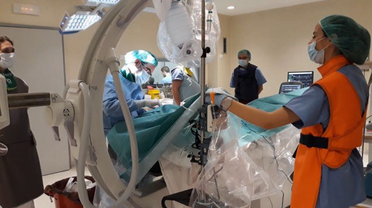 El Hospital Clínico cierra la planta de cardiología por un brote de Covid