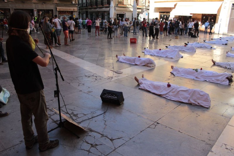 El colectivo Extinction Rebellion llena la Plaza de las Pasiegas de «cadáveres» para alertar sobre la crisis climática