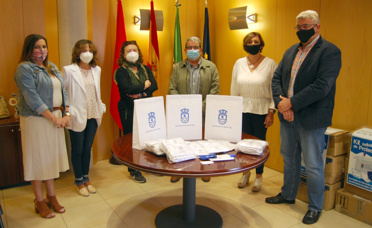 El Ayuntamiento de Huétor Vega reparte más de 1000 kits de protección entre los escolares