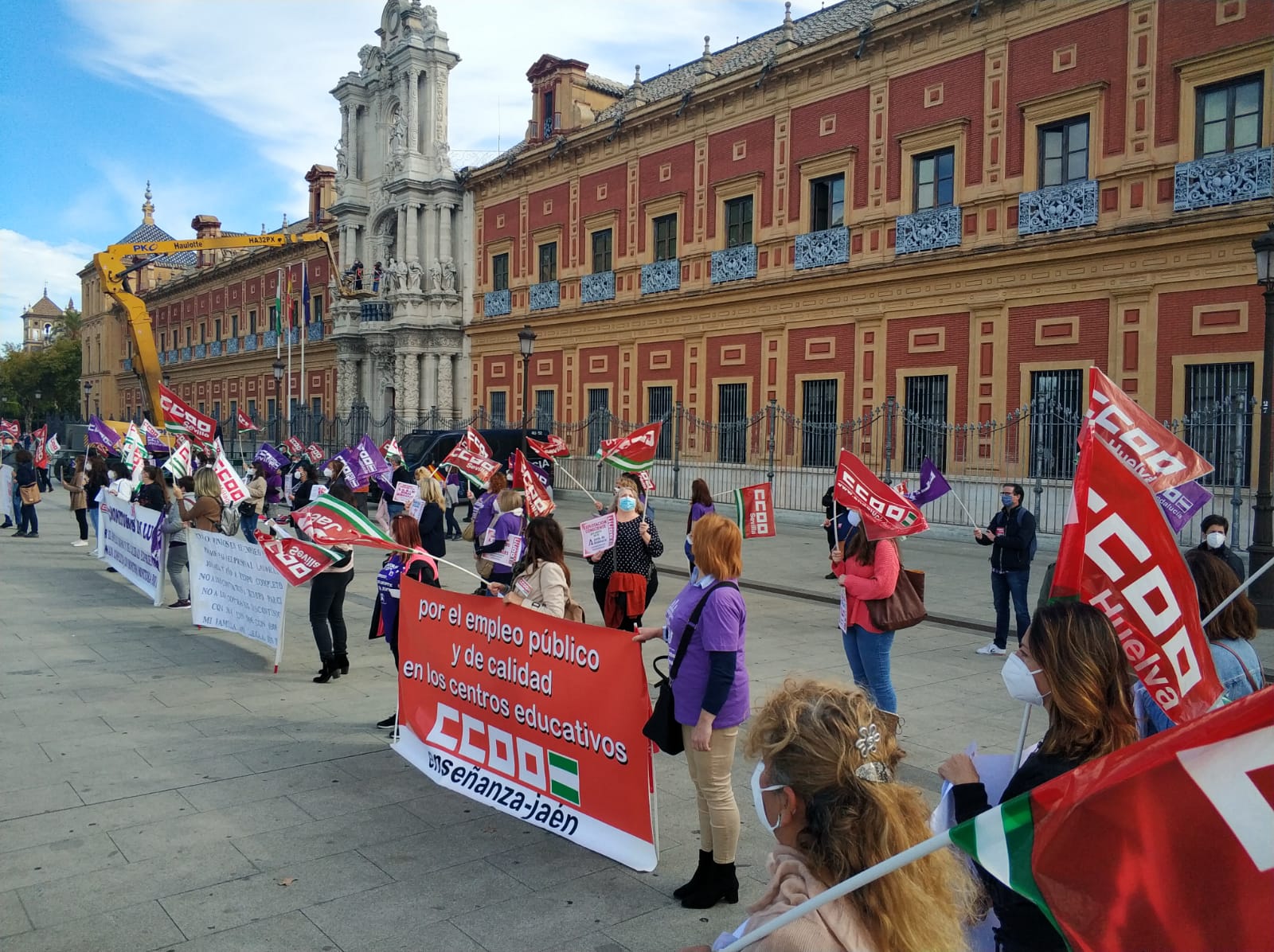 CCOO Enseñanza concentra en San Telmo a monitoras escolares para exigir a la Junta de Andalucía su contratación a jornada completa
