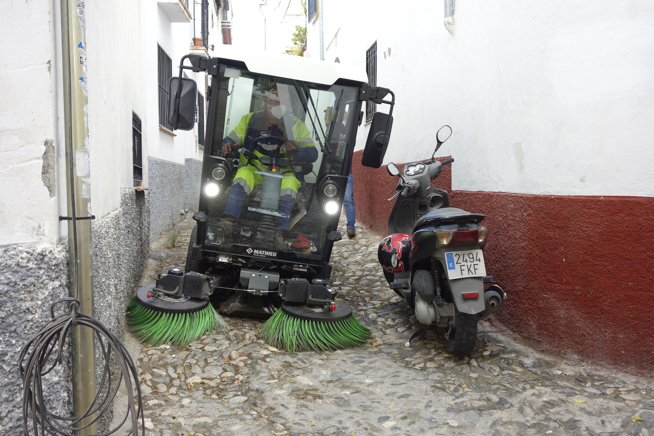 Una barredora más pequeña y ágil limpia las calles estrechas del Albaicín