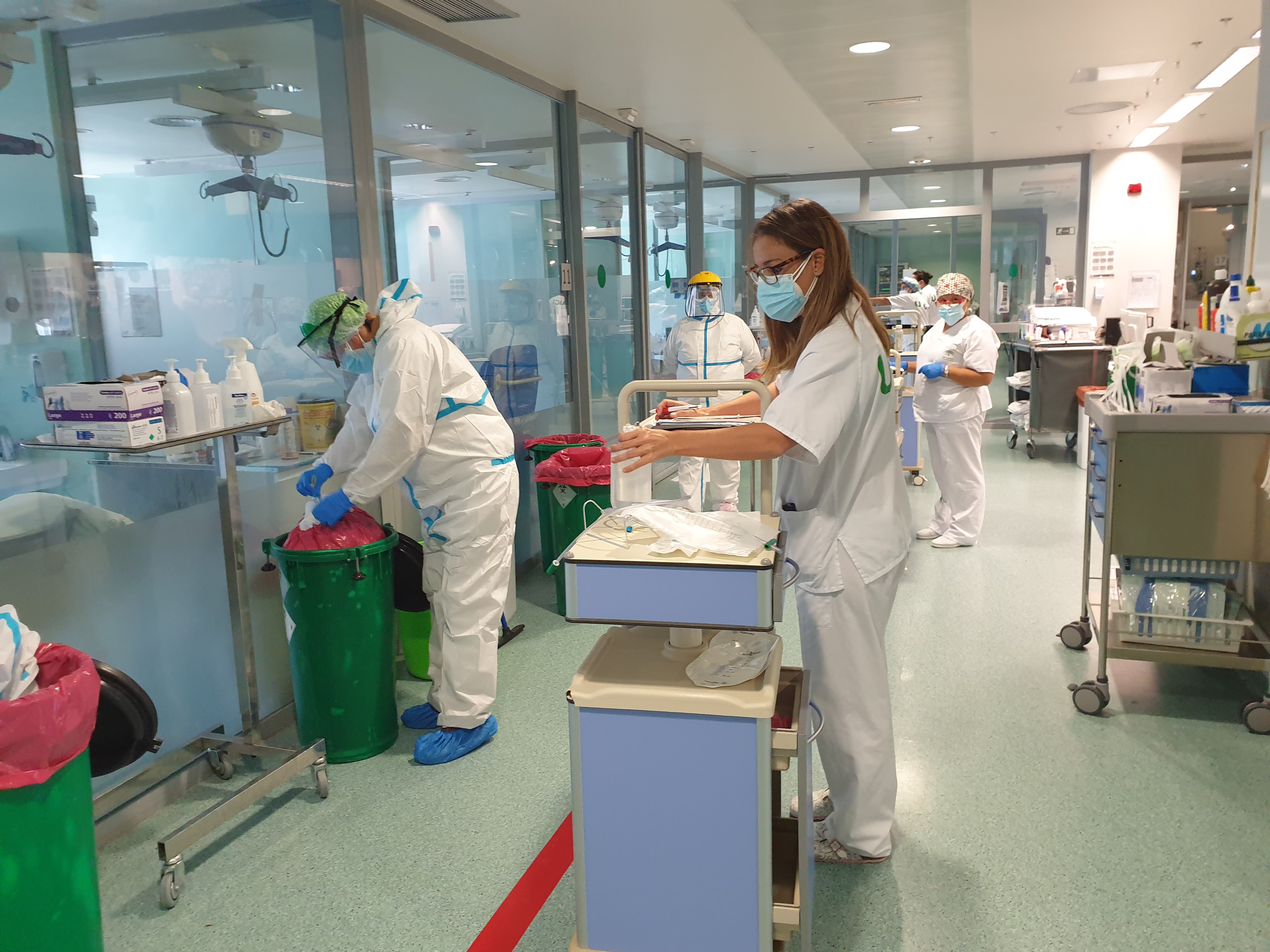 Andalucía baja 46 hospitalizados hasta 784 y los pacientes en UCI caen hasta 211