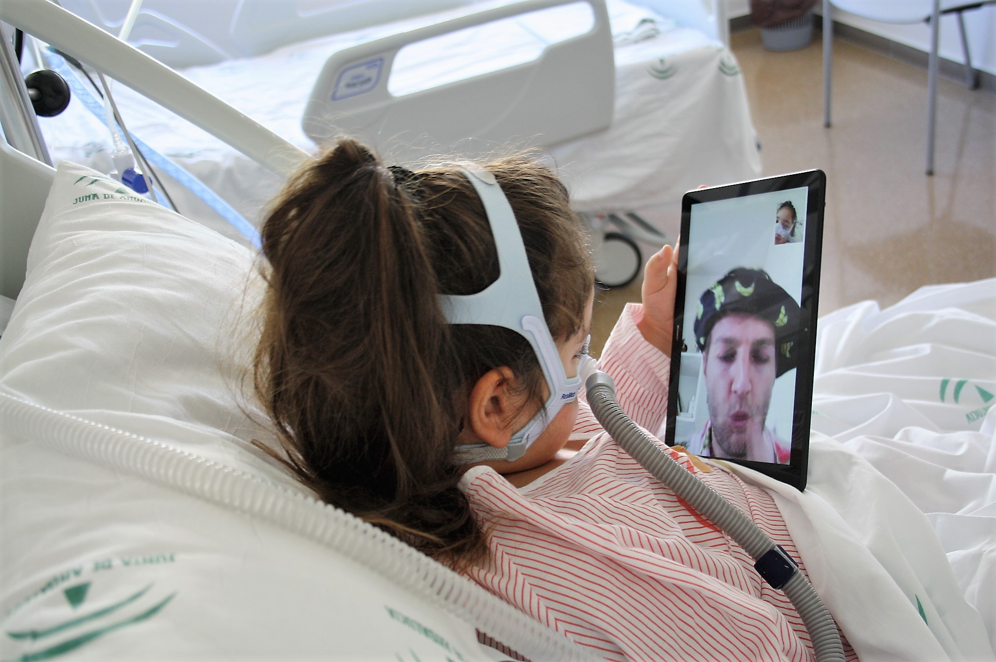 Los niños hospitalizados en el Clínico reciben la visita virtual de los ‘Doctores Sonrisa’ de la Fundación Theodora