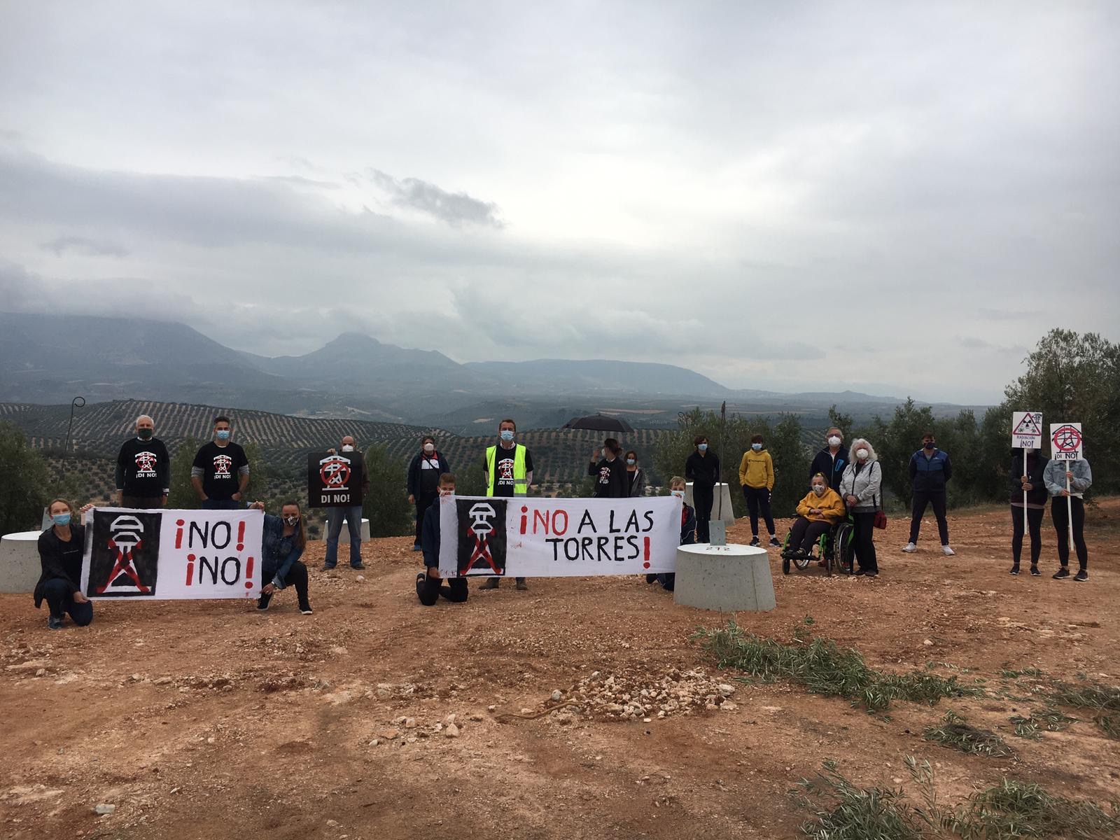 Vecinos del Cubillas se manifiestan contra la instalación de la línea eléctrica Baza-Caparacena
