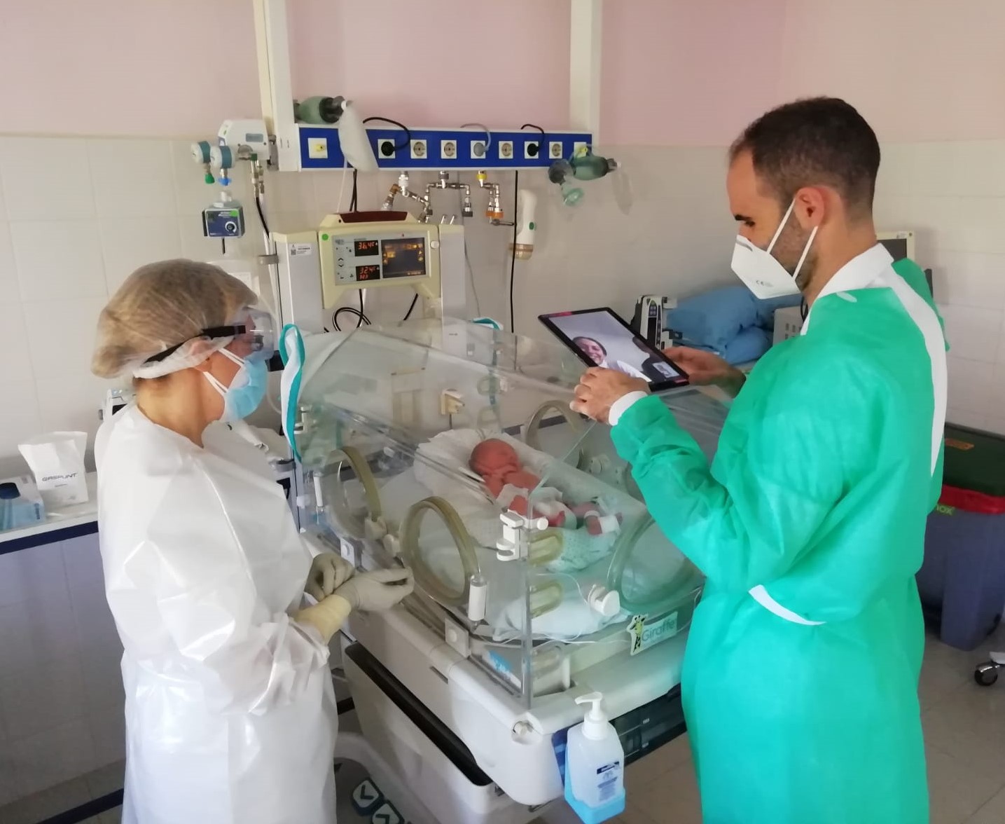 El Hospital Virgen de las Nieves conecta por videollamada a unos padres con Covid-19 y su bebé prematuro