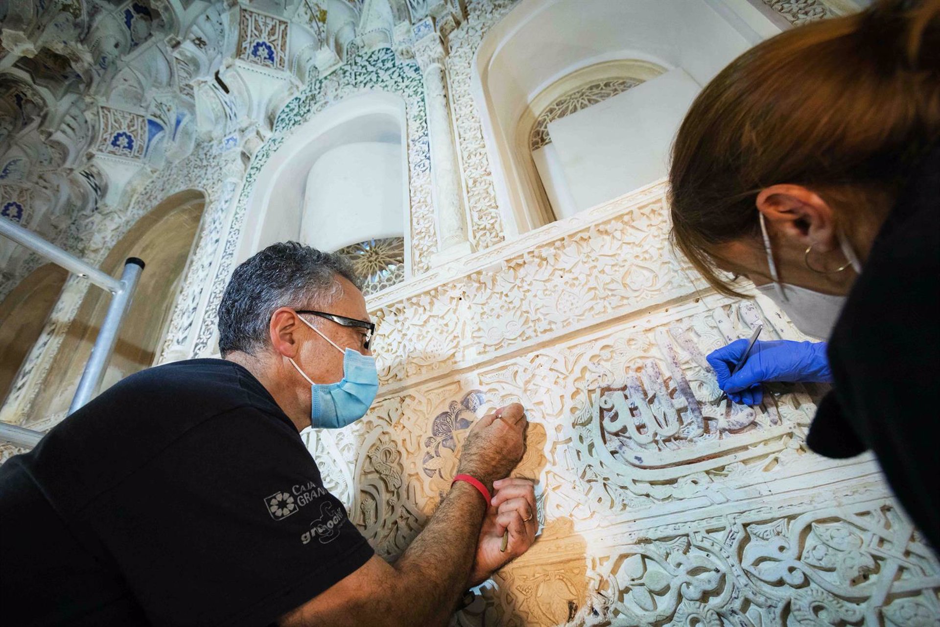 La Alhambra recupera la policromía original de época nazarí en la sala de los reyes