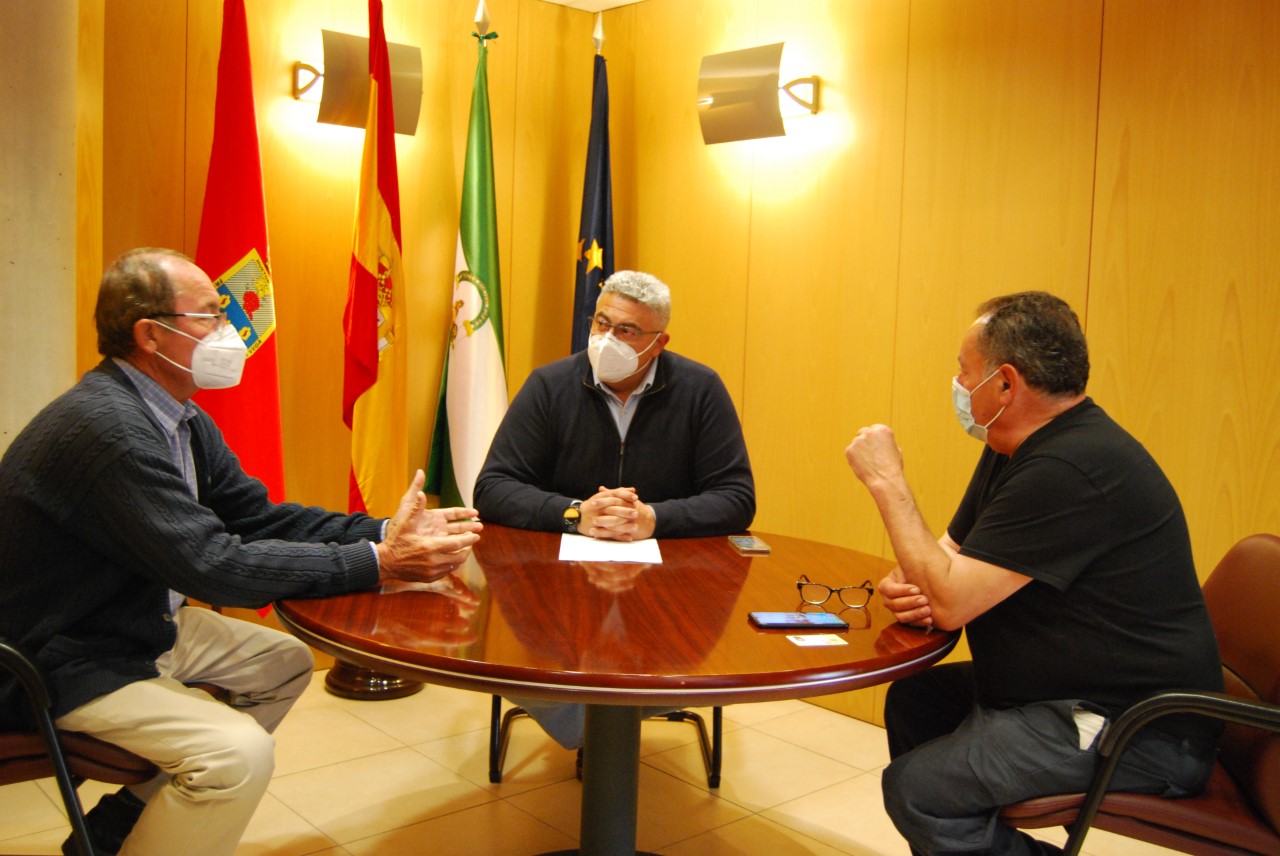 El alcalde de Huétor Vega se reúne con los hosteleros para trasladar su apoyo al sector