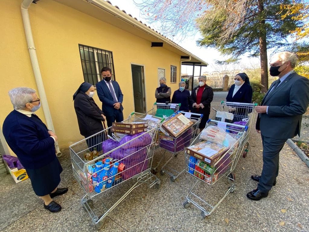 El Ayuntamiento y la Liga de Fútbol distribuyen alimentos y mantas en comedores sociales de Granada