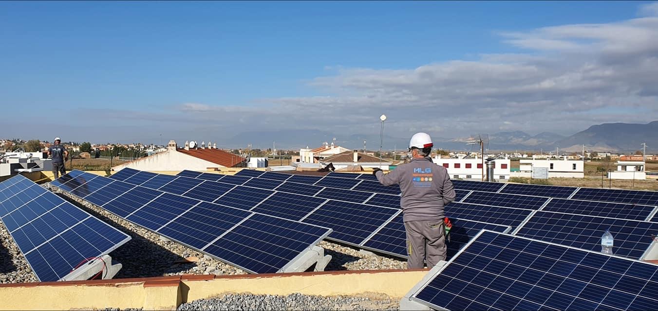El Ayuntamiento de Cúllar Vega instala una planta fotovoltaica en el colegio Francisco Ayala