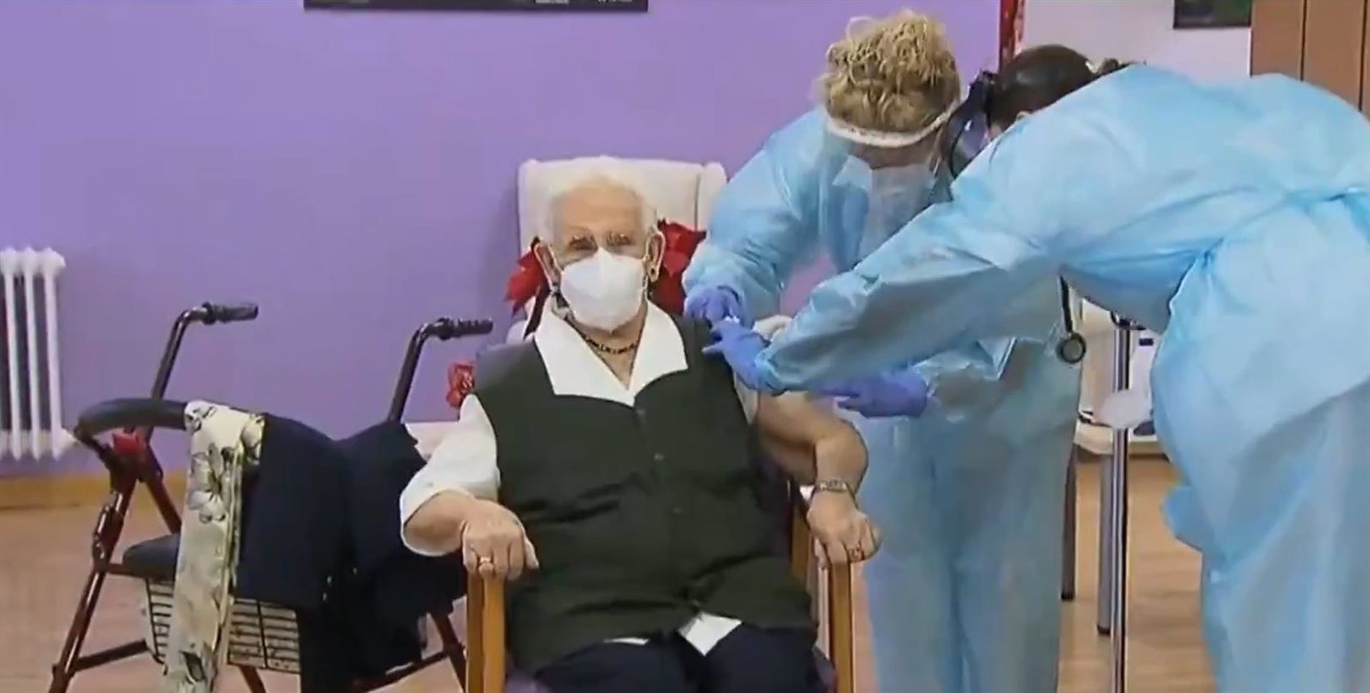 Araceli, de 96 años y oriunda de Guadix, es la primera persona vacunada contra el Covid-19 en España