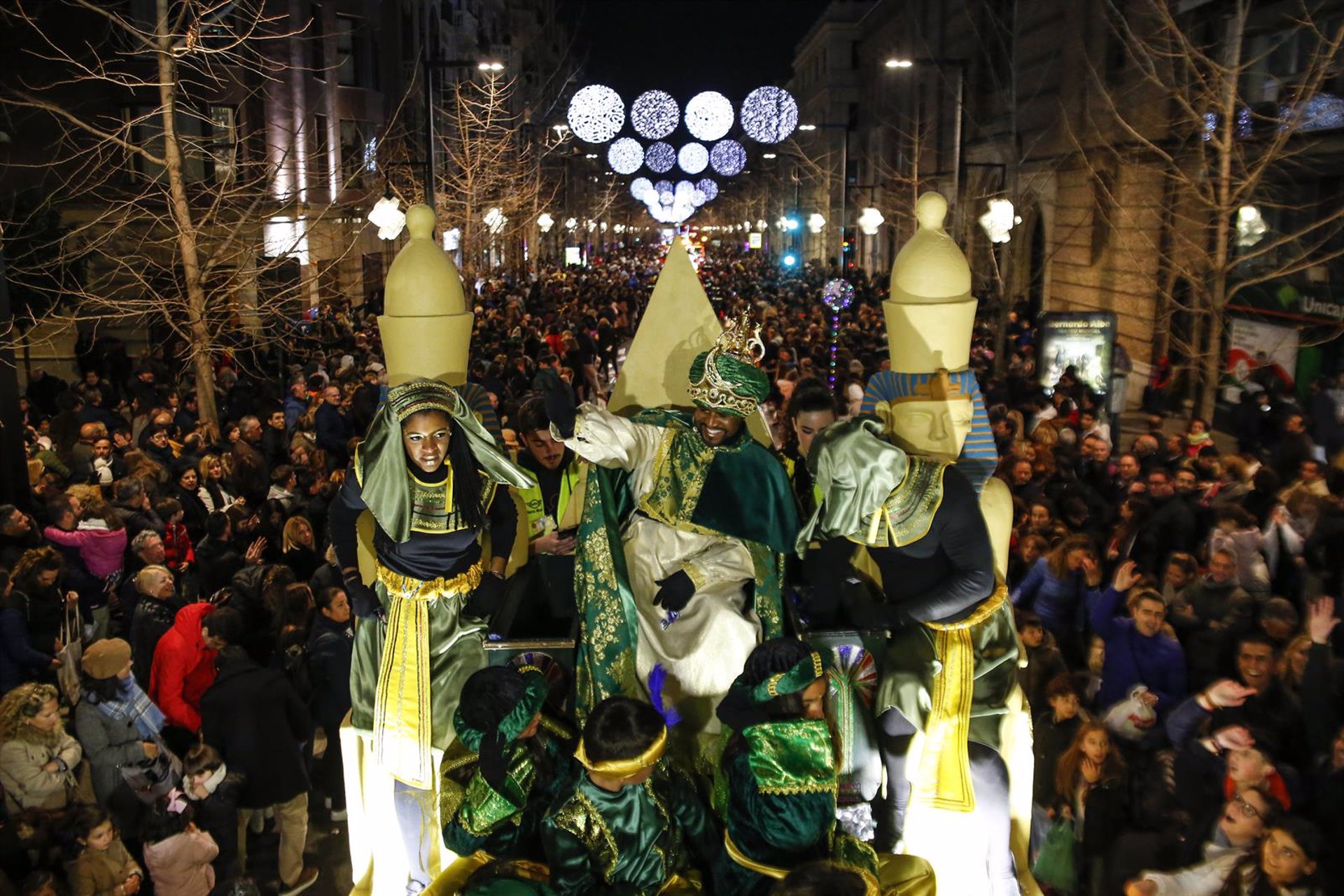 La Cabalgata de los Reyes Magos repartirá este jueves 15.000 kilos de caramelos por las calles de Granada