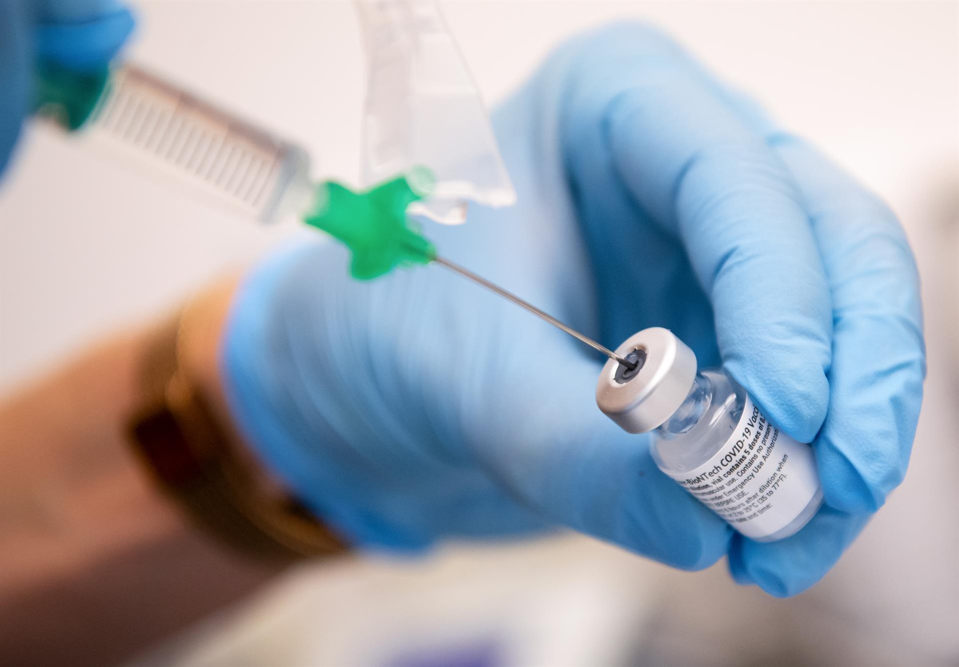 El Gobierno confirma un retraso de «horas» en la llegada de vacunas a Granada «por un error de la farmacéutica»