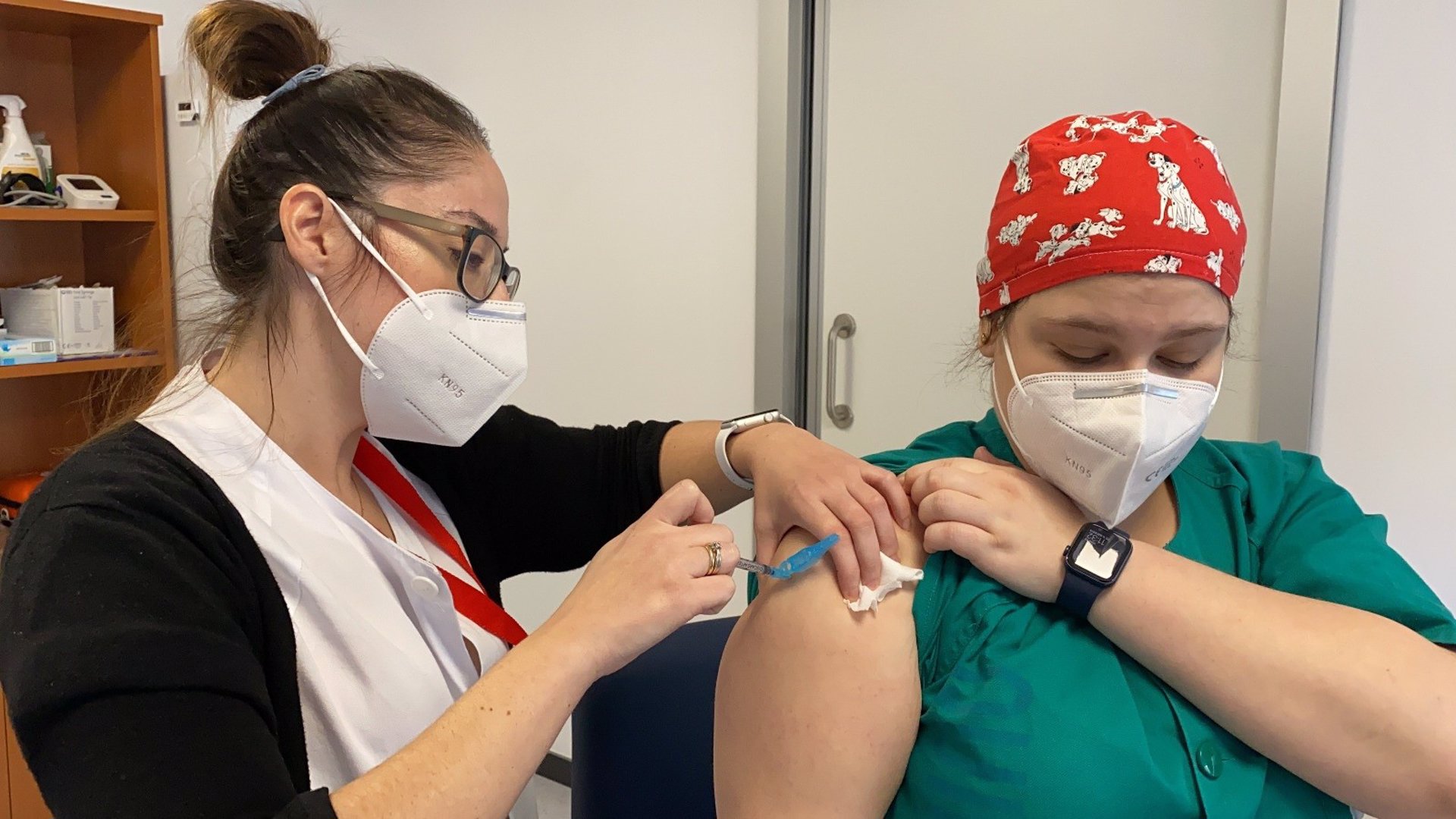 Más de 77.700 andaluces han recibido las dos dosis de la vacuna