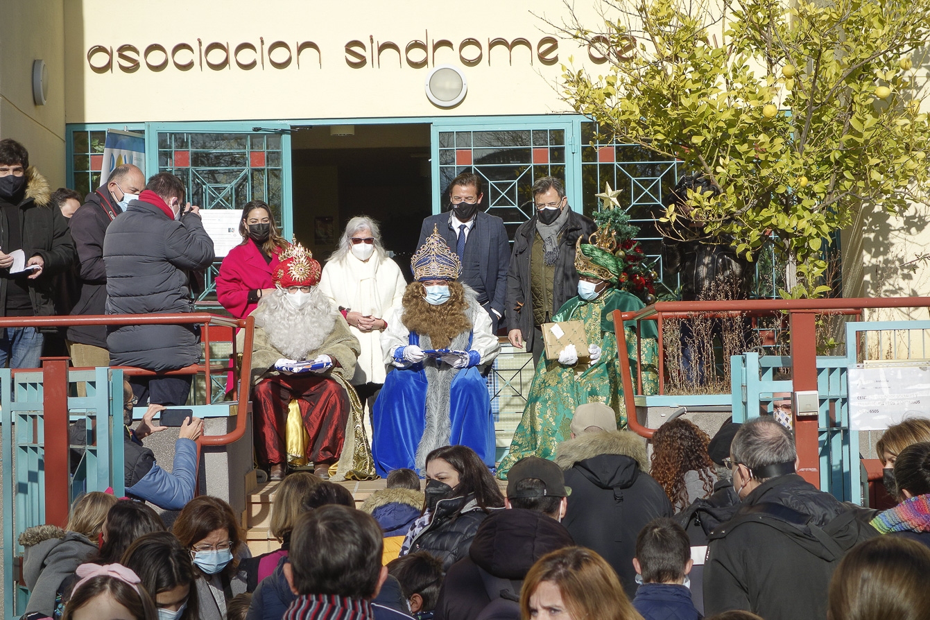 Los Reyes Magos inician su jornada en Granada con visitas a varias asociaciones infantiles