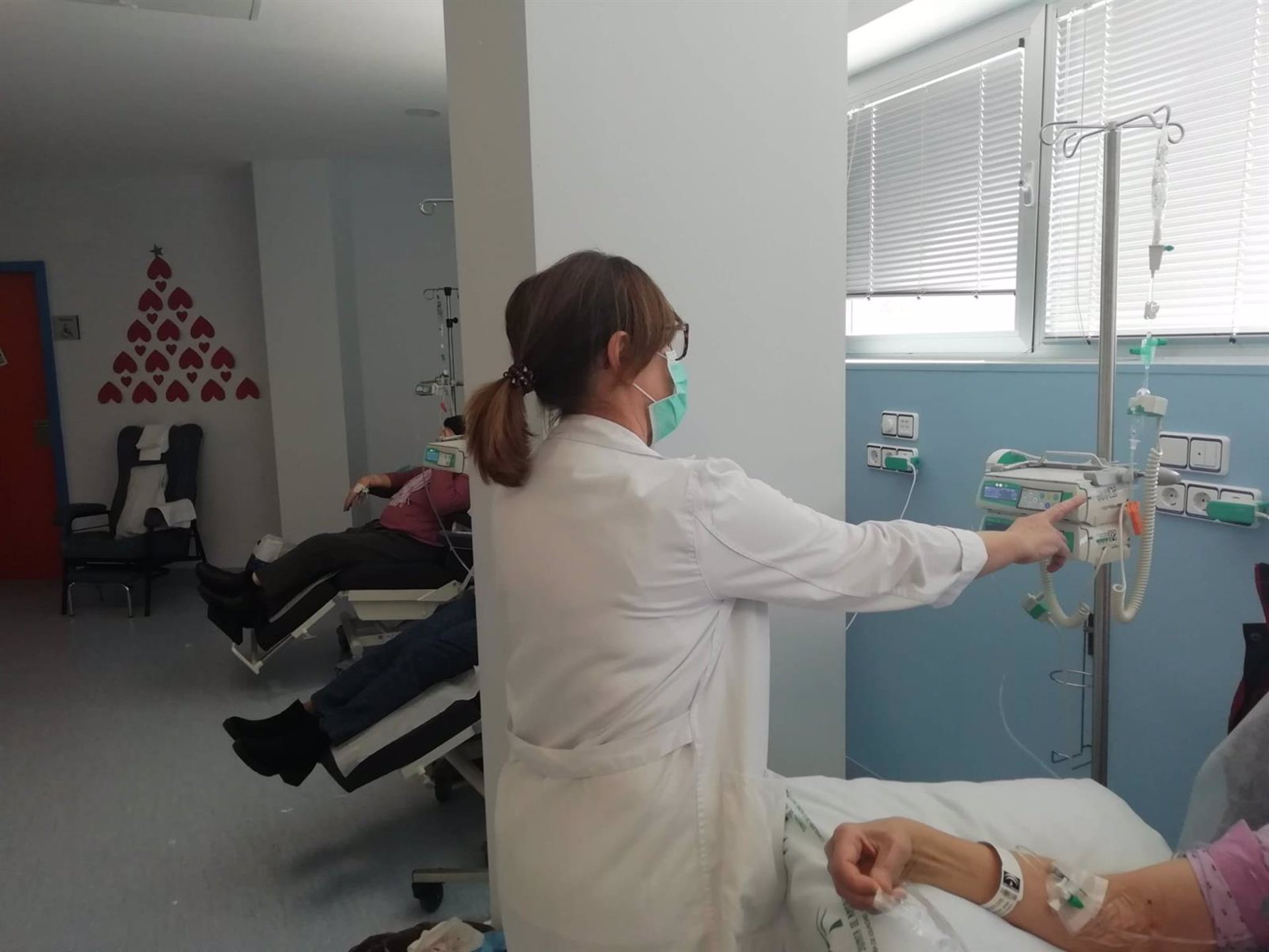 El Servicio de Oncología Médica del Virgen de las Nieves suministra 11.000 tratamientos ambulatorios al año