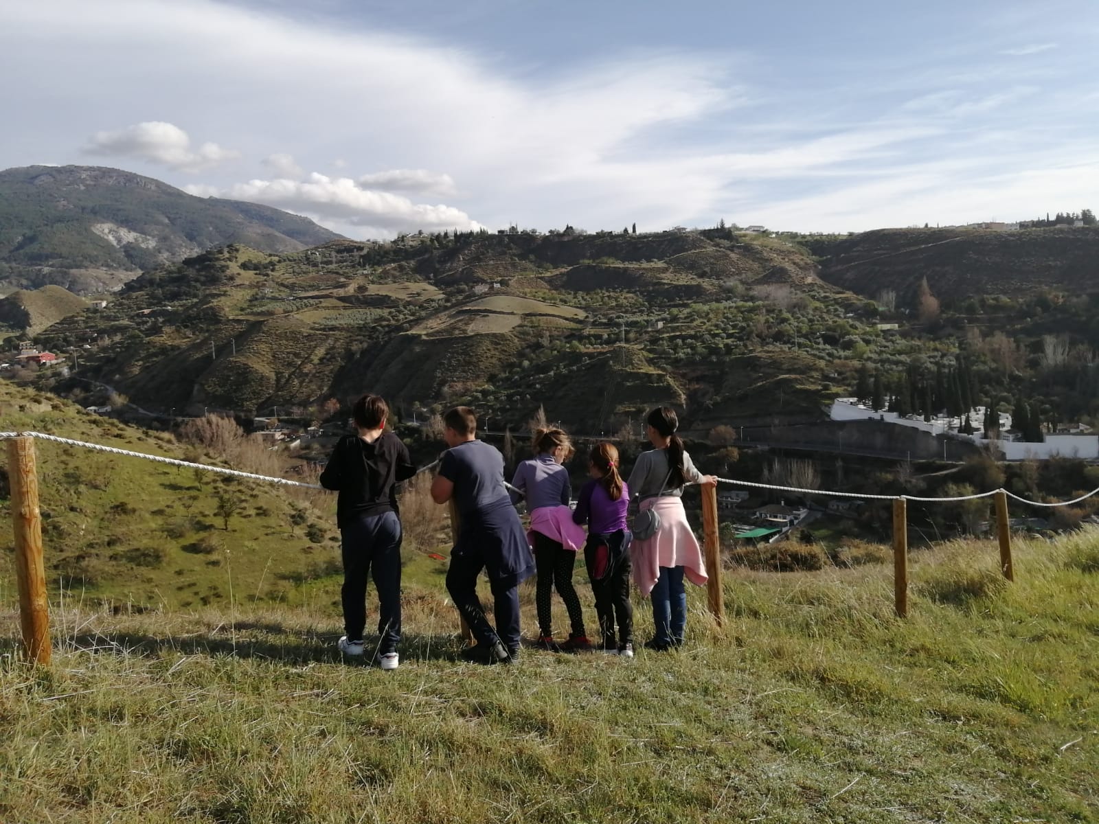 Escolares de entre 8 y 14 años participan en la Escuela de Actividades en la Naturaleza de Monachil